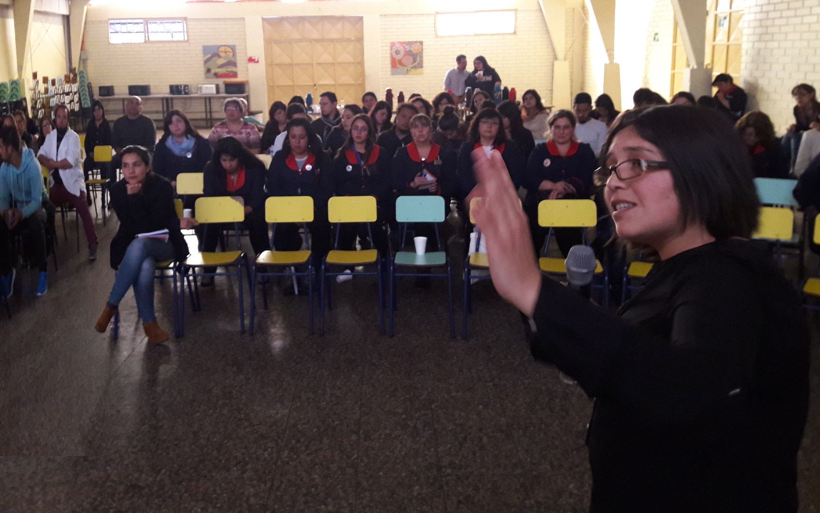 La defensora penal juvenil Mar&iacute;a Fernanda Aguilera explic&oacute; los alcances de la LRPA a 80 profesores del colegio de Cerro Navia.