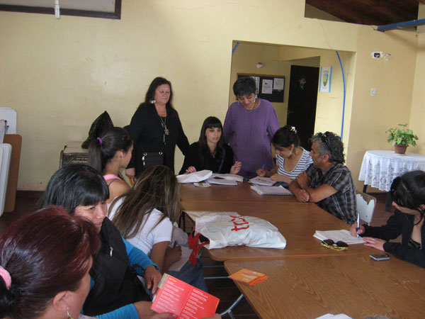 La asistente social Marcia Pe&ntilde;a Salas dialog&oacute; con unas 25 personas de las etnias mapuche, aymara y rapa nu&iacute;.