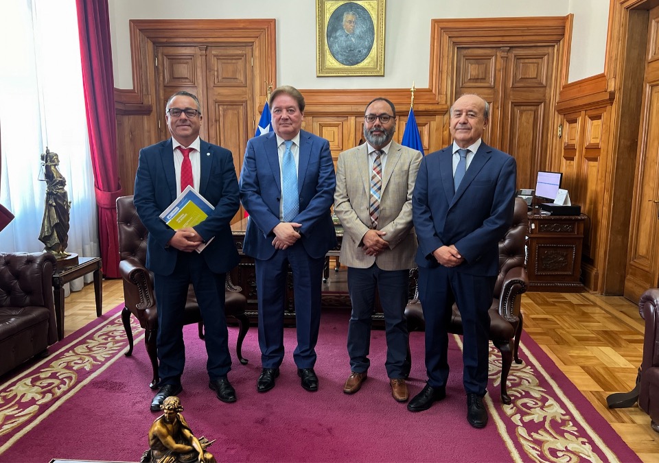 Los directivos de la DRMS y el profesional de la Unid Unidad de Corte, saludan al nuevo presidente de la Corte Supema. 