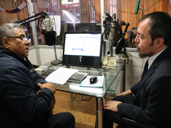 Claudio G&aacute;lvez junto al locutor de radio Puerta Norte, Orlando Vargas, explicando los tipos de defensa especializada en la regi&oacute;n.