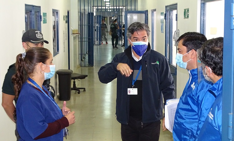 Junto al personal de salud, el Defensor Regional y el jefe de Estudios analizaron las opciones para las personas que cumplen internaci&oacute;n provisional.