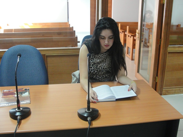 La defensora p&uacute;blica Estefan&iacute;a V&aacute;squez durante la audiencia de lectura de sentencia. 