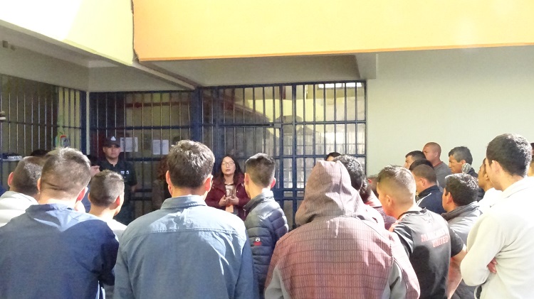 La profesora y los coordinadores del proyecto junto a los internos, explic&aacute;ndoles sus detalles.