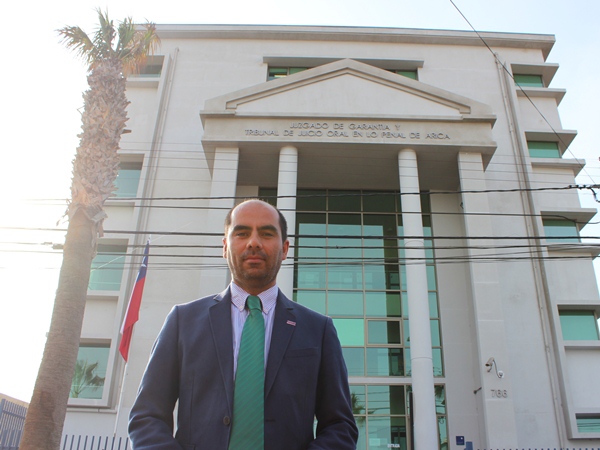 Defensor Ricardo Sanzana, en las afueras de Tribunal Oral en lo Penal de Arica, luego del juicio donde obtuvo por segunda vez la absoluci&oacute;n del caso.