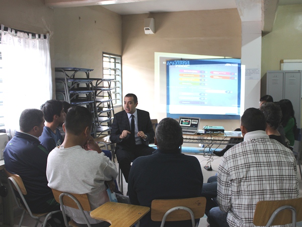 El jefe de Estudios de la DPP de Arica y Parinacota, Sergio Zenteno, durante el di&aacute;logo participativo con imputados de la c&aacute;rcel de Acha. 