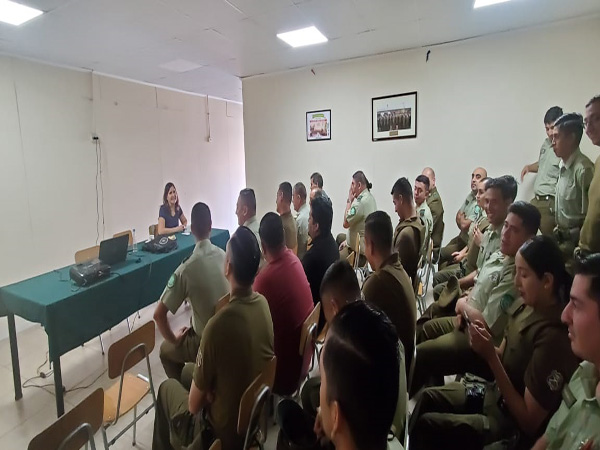 Carabineros de la 36&deg; Comisar&iacute;a de La Florida asistieron a una breve charla de los defensores penales p&uacute;blicos.