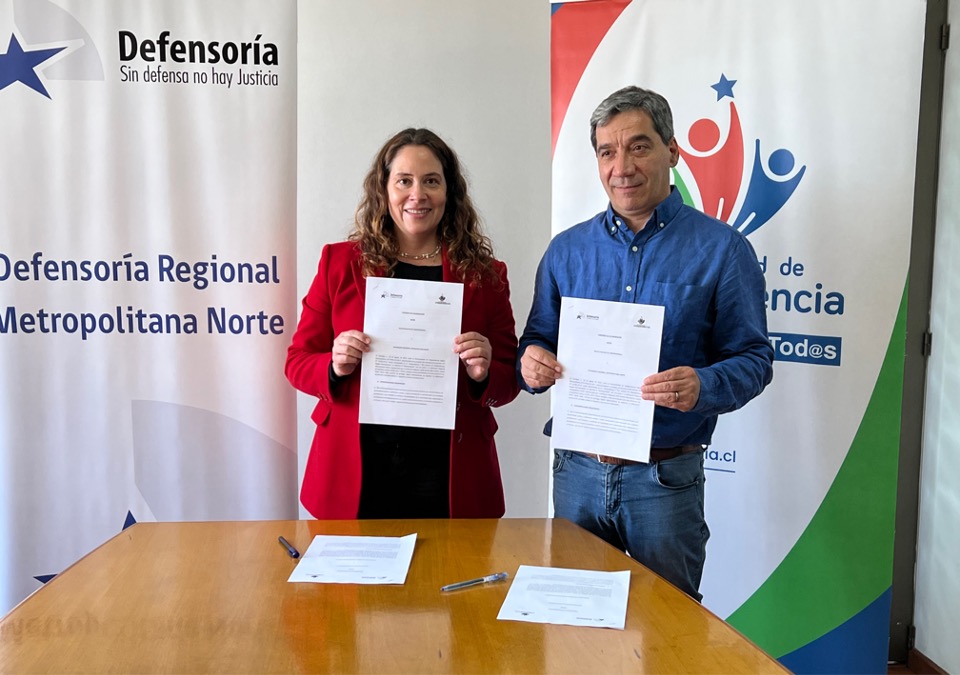 El alcalde de Independencia  y la Defensora Regional en las dependencia de la municipalidad. 