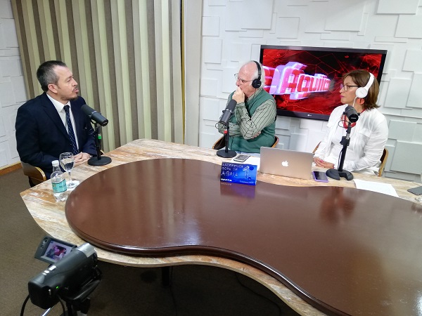 El Defensor Regional de Arica y Parinacota durante la entrevista radial.