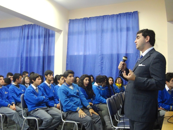 Erick Astudillo convers&oacute; con alumnos de tercero y cuarto medio del Colegio San Lorenzo de Coquimbo.
