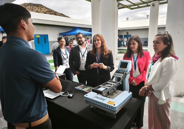 La directora regional del Sename, junto a la Defensora Regional, los jefes de Estudios de la DRMN y DRMS y la defensora juvenil de Colina.