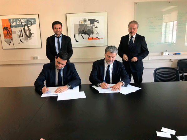 El Defensor Nacional, Andr&eacute;s Mahnke, y el director nacional de Arquitectura del MOP, Ra&uacute;l Irarr&aacute;zabal, en la firma del convenio-mandato.