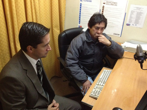 Claudio Herrera, captado en los estudios de Radio Chilo&eacute;, de Castro.