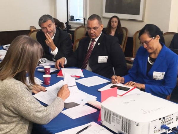 El Defensor Nacional (a la izquierda), durante las reuniones de Aidef en Washington DC.