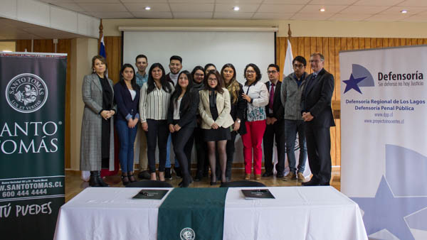 Las autoridades firmantes junto a los alumnos que apoyar&aacute;n la ejecuci&oacute;n del convenio, bajo la supervisi&oacute;n de sus profesores.