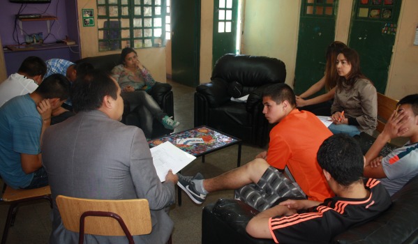 El defensor penal juvenil &Aacute;ngel Guerrero y la asistente social Yasna Contreras durante la charla con j&oacute;venes del CIP de Paipote.
