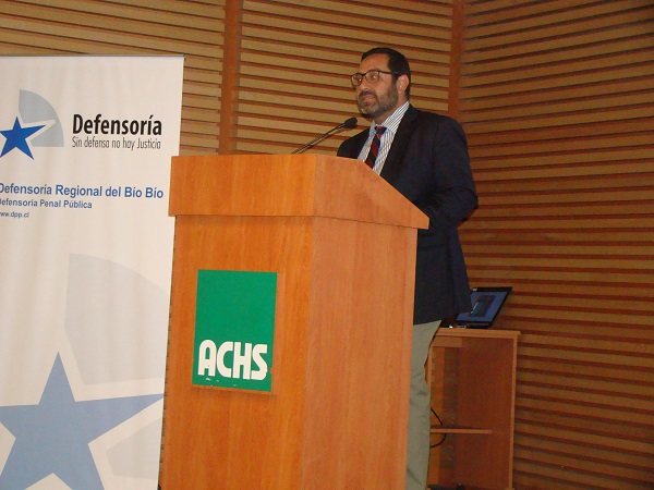 El ministro Rodrigo Cerda durante la presentaci&oacute;n de su libro por el jefe de Estudios de la Defensor&iacute;a Regional del Biob&iacute;o.