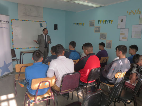 El defensor p&uacute;blico juvenil Angel Guerrero durante la charla con los j&oacute;venes.