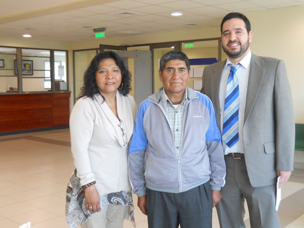 El trabajador aymara Eloy Huanca (al centro), junto a la facilitadora intercultural In&eacute;s Flores y el defensor penal p&uacute;blico Antonio Raveau.