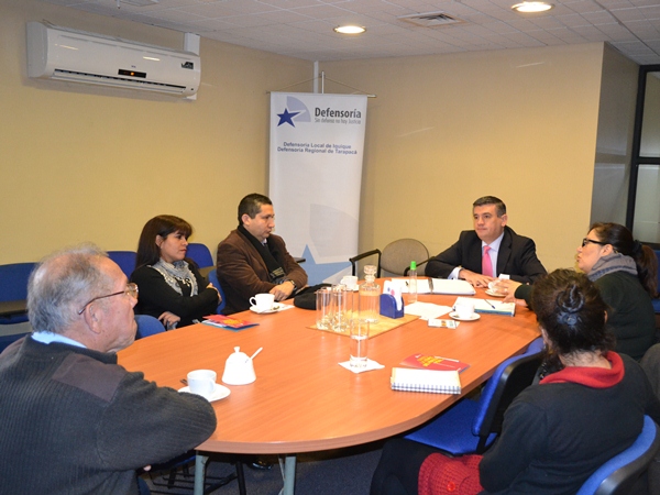 La reuni&oacute;n con organizaciones de apoyo a migrantes, encabezada por el Defensor Regional de Tarapac&aacute;, Marco Montero.