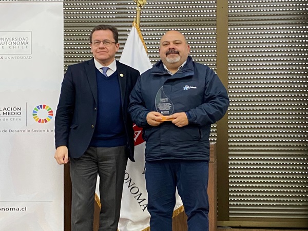 El vicerrector de la casa de estudios reconoci&oacute; el aporte realizado por la Defensor&iacute;a Regional del Maule.
