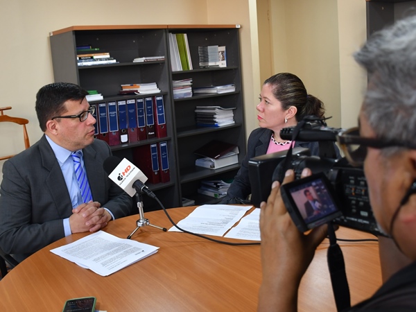 El Defensor Regional de Tarapac&aacute; y la periodista Karina S&aacute;nchez, de Iquique TV.
