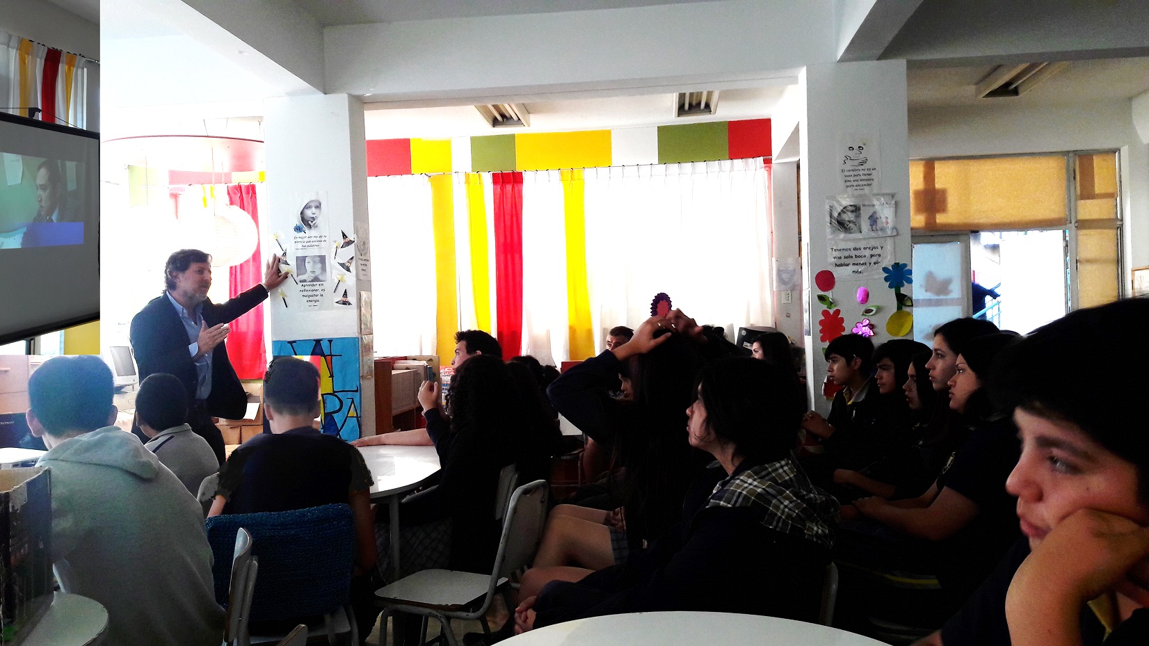 Alumnos de 14 a 17 a&ntilde;os de octavo b&aacute;sico de la Escuela B&aacute;sica Tobalaba, de Pe&ntilde;alol&eacute;n, conocieron el "Proyecto Inocentes" de la Defensor&iacute;a.