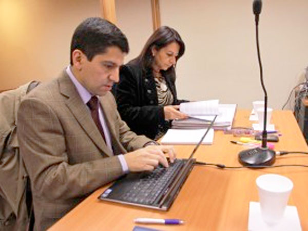 Nelly Navarro, la defensora p&uacute;blica del menor V.C.F., captada en el juicio oral junto al Defensor Local Jefe de Concepci&oacute;n, Humberto Alarc&oacute;n.