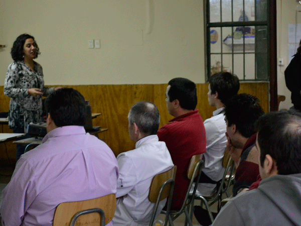 Los internos escucharon atentamente la exposici&oacute;n de la Defensora Local Jefe de Puerto Natales, Mar&iacute;a Fernanda Benavides.