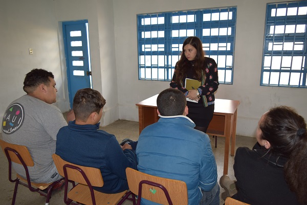 La defensora juvenil Yelika Ibarra durante su exposici&oacute;n ante los j&oacute;venes privados de libertad del Centro de R&eacute;gimen Cerrado de Talca.