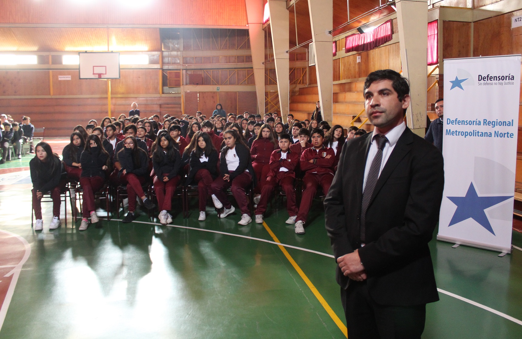 Junto a 300 alumnos del colegio "Mater Dolorosa", el defensor penal juvenil Joaqu&iacute;n M&uuml;ller observa videos alusivos a la LRPA.