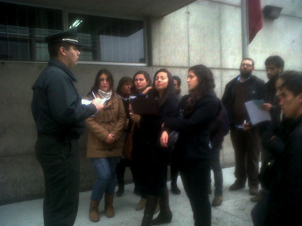 En la imagen, el teniente H&eacute;ctor Mu&ntilde;oz, de Gendarmer&iacute;a, explica a los j&oacute;venes alumnos de derecho c&oacute;mo funciona la Zona de Transici&oacute;n del CJS.