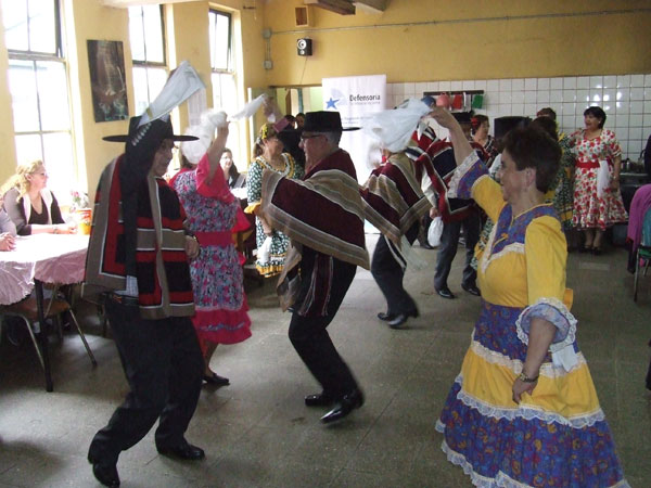 Tras la atenci&oacute;n legal de las internas de la c&aacute;rcel de Osorno llegaron la m&uacute;sica y los bailes del grupo "Alegria de vivir".