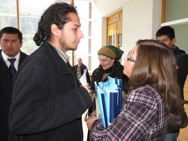 El dirigente conversa con su defensora Mar&iacute;a del Rosario Salamanca.