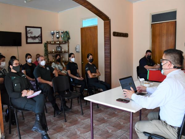 Los funcionarios de la c&aacute;rcel de Iquique durante la jornada de capacitaci&oacute;n.