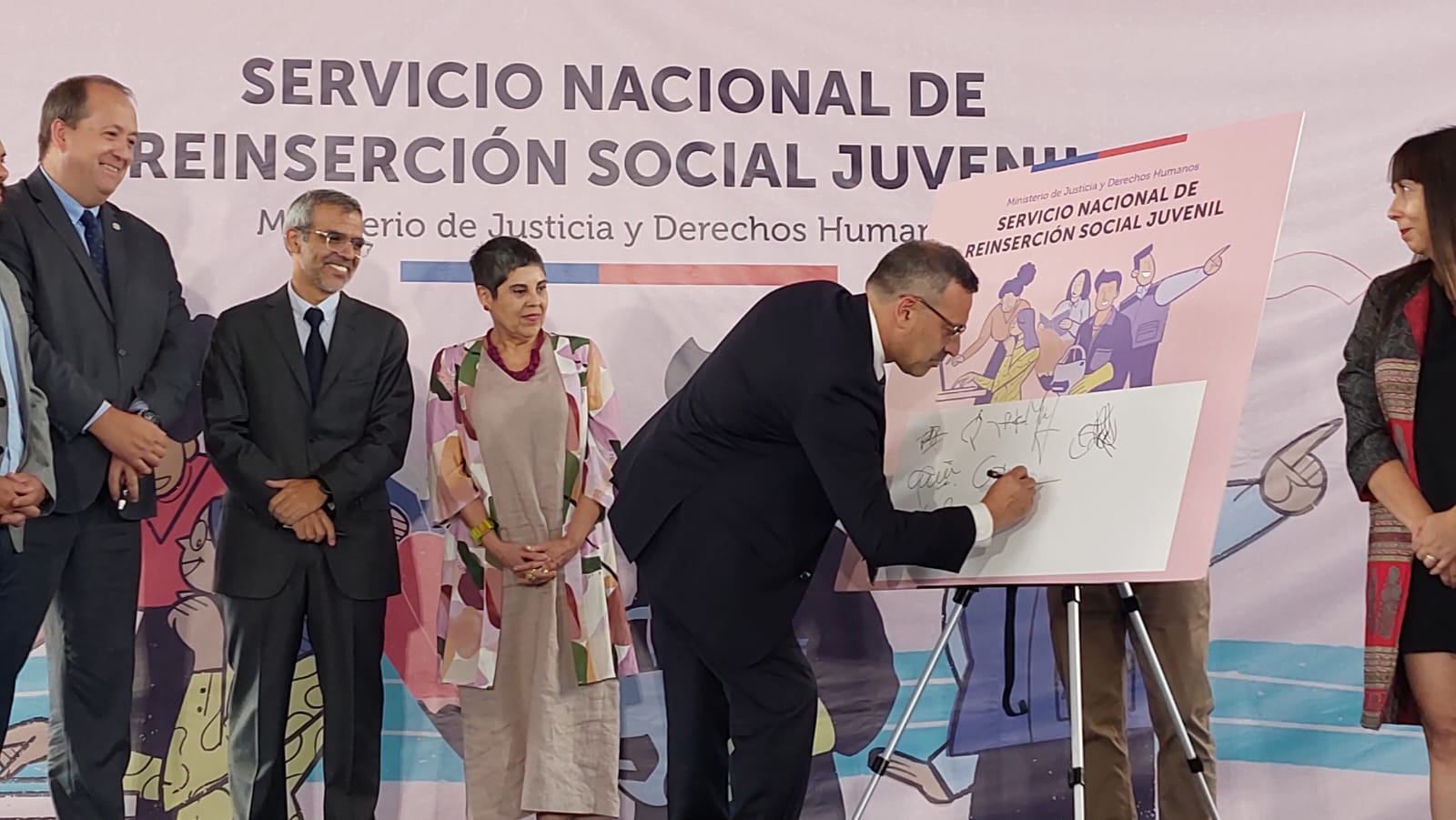 El Defensor Nacional durante la actividad en la que se cre&oacute; el rea el Servicio Nacional de Reinserci&oacute;n Social Juvenil. 