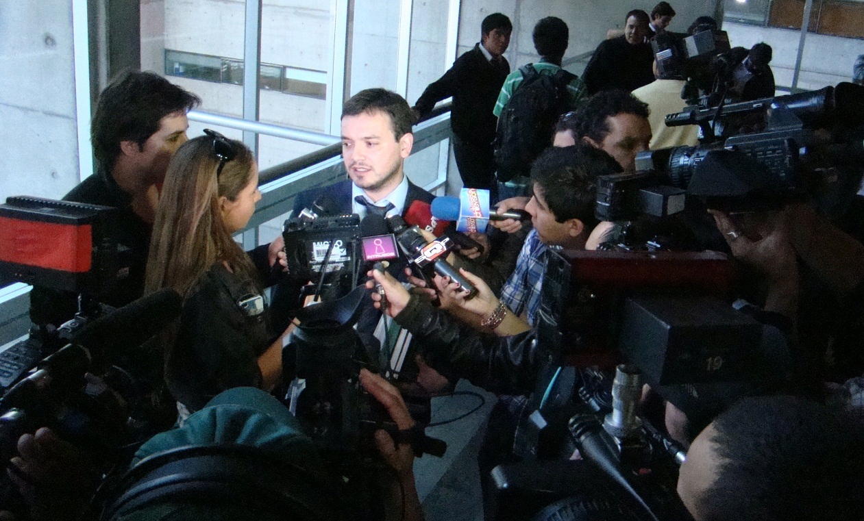 Dada la connotaci&oacute;n de los involucrados, el defensor p&uacute;blico Felipe Ib&aacute;&ntilde;ez fue asediado por la prensa de far&aacute;ndula.