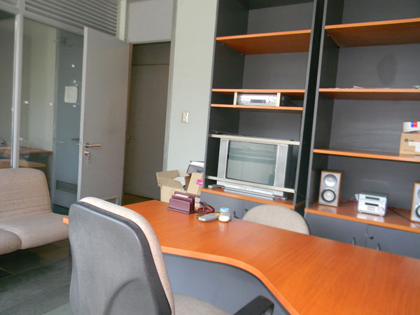 La sala cuenta con una mesa, sillas y puntos de red para que los abogados puedan preparar sus audiencias.
