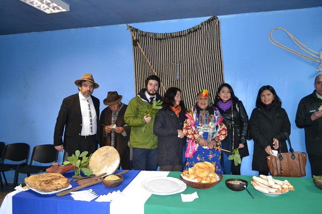 Defensoras y defensores p&uacute;blicos, junto a facilitadores interculturales y la machi Margarita Alecoy.