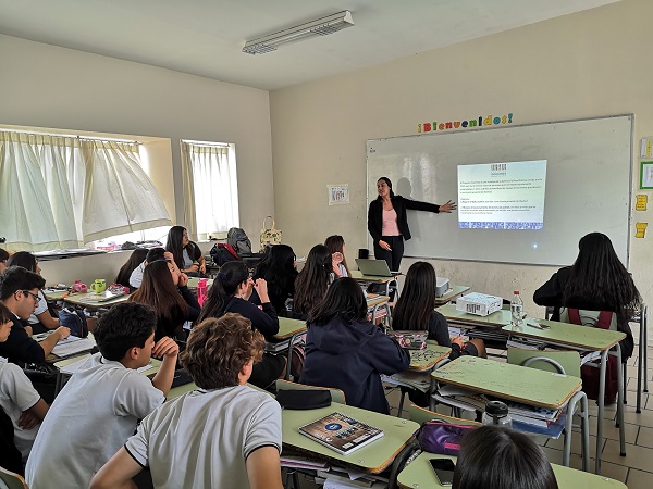 Los alumnos del colegio de Maip&uacute; siguieron atentos la charla sobre el "Proyecto Inocentes".