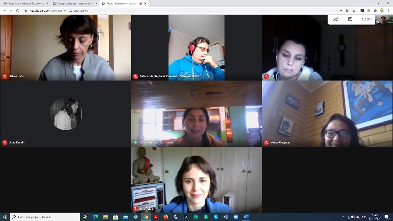 La Defensora Regional y la jefa de Estudios durante el encuentro virtual con la agrupaci&oacute;n.