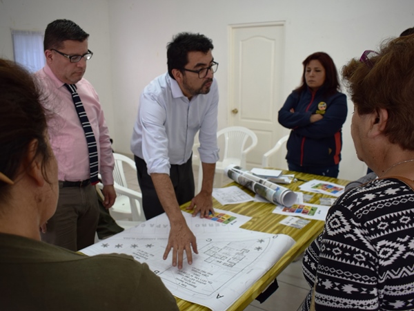 Los vecinos atendieron la exposici&oacute;n sobre los detalles del proyecto arquitect&oacute;nico de la Defensor&iacute;a.