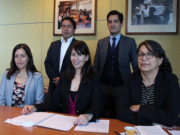 La Defensora Regional Viviana Castel y Ronald Araya, de la Fundaci&oacute;n Gente de la Calle, evaluaron positivamente el convenio interinstitucional.