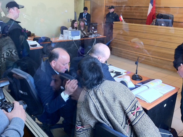 Los defensores p&uacute;blicos Ricardo C&aacute;ceres y Marcelo Pizarro, durante la formalizaci&oacute;n del comunero mapuche Juan Queipul.