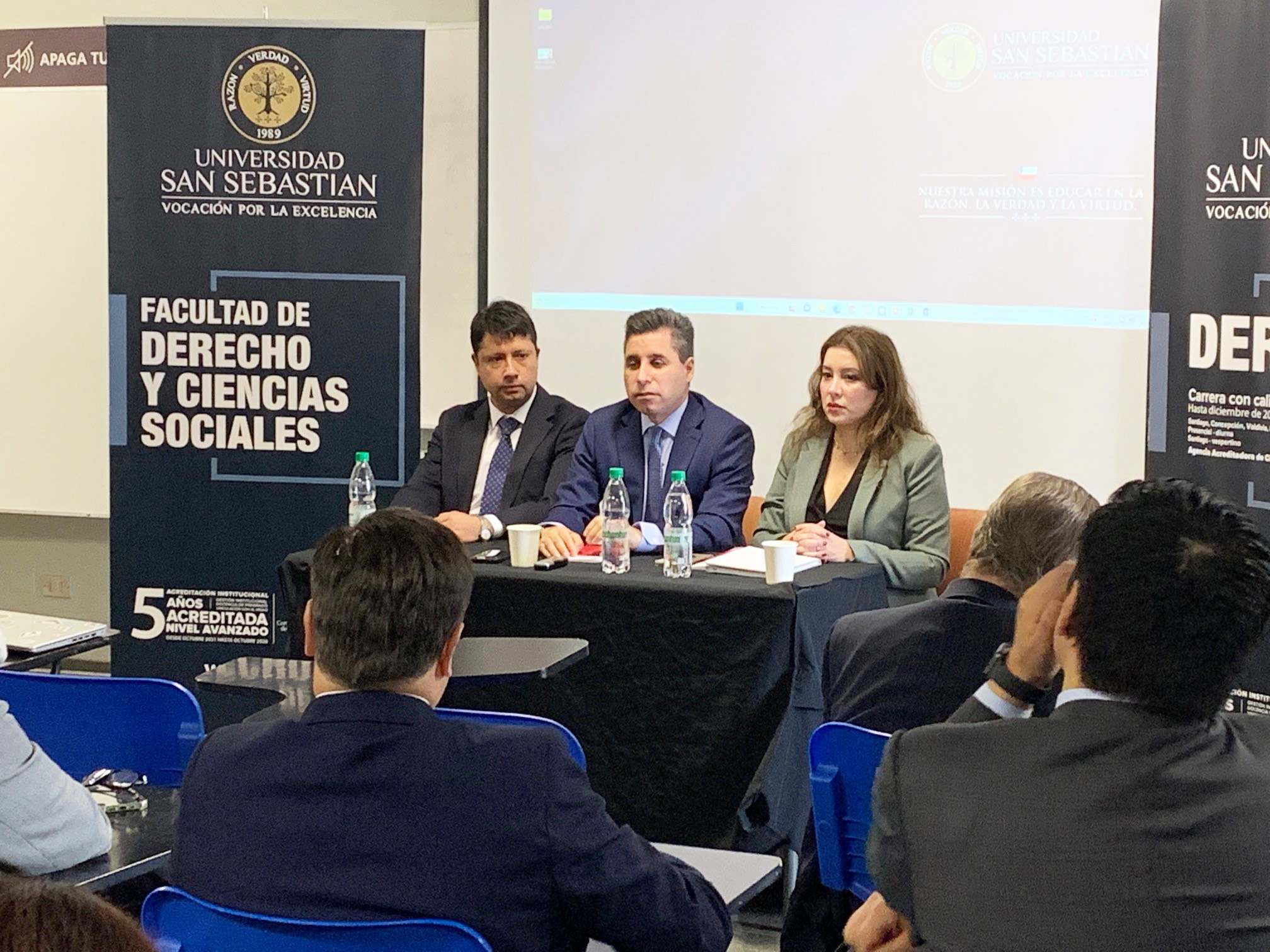 Cristian Cajas y Lorena Rebolledo, los presentadores del libro, junto al profesor Iv&aacute;n Navas.
