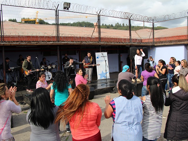 La alegr&iacute;a se viv&oacute; en cada rinc&oacute;n del patio de mujeres, donde la Defensor&iacute;a celebr&oacute; el D&iacute;a de la Madre con las mujeres de la c&aacute;rcel El Manzano.