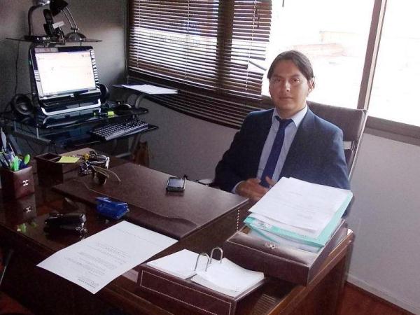 El defensor penal p&uacute;blico Nelson Saavedra represent&oacute; a la taxista imputada.