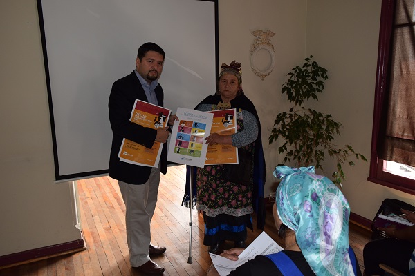 El abogado Rodrigo Jaque hizo entrega de material de difusi&oacute;n a las organizaciones de pueblos originarios del Maule.