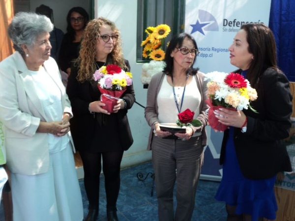 A la izquierda, la periodista y escritora Maria Vargas, junto a directivos de la Defensoria Regional durante la ceremonia del 'Dia del libro'.