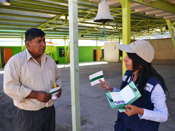 Edwin C&aacute;ceres, un profesor aymara de la Escuela de Pachica, conversa con la facilitadora intercultural de la Defensor&iacute;a, Andrea Mamani.