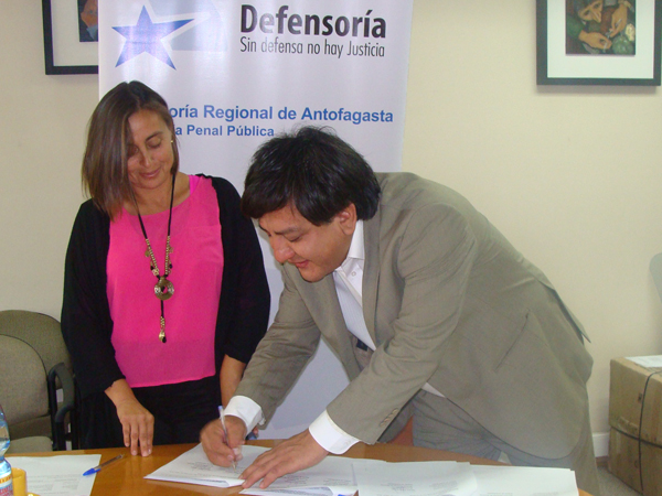 La directora regional de Sename y el Defensor Regional (S) firman el acuerdo, que facilitar&aacute; la eliminaci&oacute;n de antecedentes de los menores.